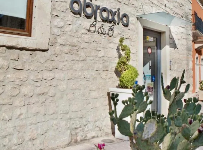 Abraxia לינה וארוחת בוקר 4*